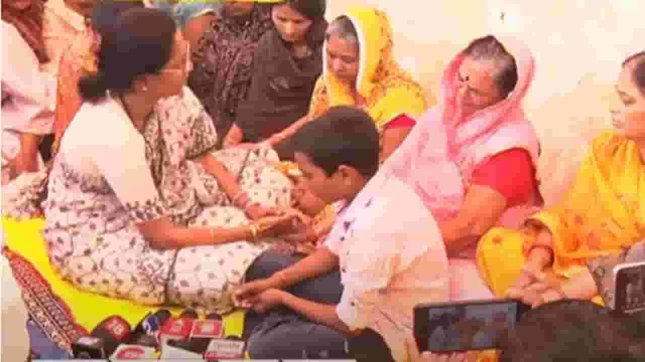 'माझं लेकरू...', सुप्रिया सुळेंसमोर सरपंच संतोष देशमुखांच्या आईचा कंठ दाटला अन् अश्रू अनावर