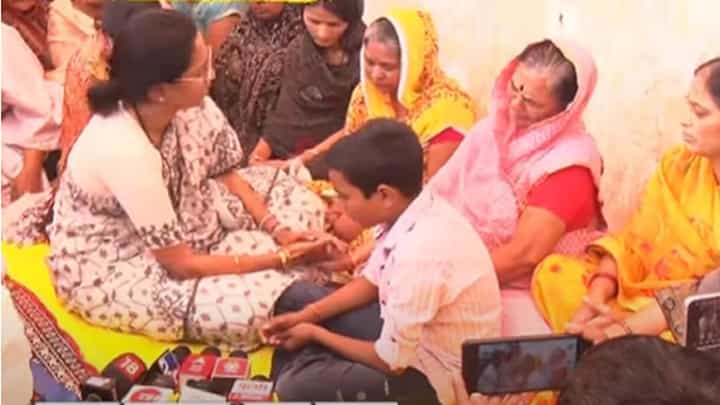 'माझं लेकरू...', सुप्रिया सुळेंसमोर सरपंच संतोष देशमुखांच्या आईचा कंठ दाटला अन् अश्रू अनावर 'माझं लेकरू...', सुप्रिया सुळेंसमोर सरपंच संतोष देशमुखांच्या आईचा कंठ दाटला अन् अश्रू अनावर