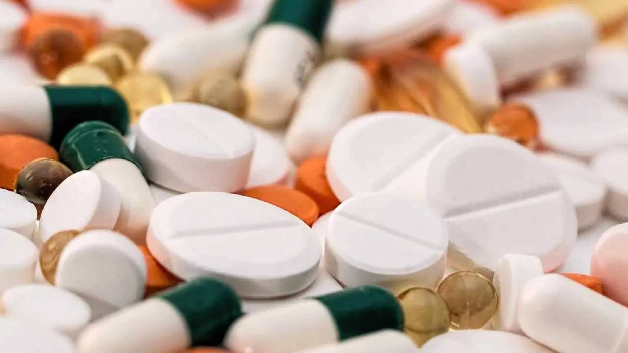 औषधांच्या गोळ्यांवर मध्यभागी ही रेष का असते ? जाणून घ्या औषधांच्या गोळ्यांवर मध्यभागी ही रेष का असते ? जाणून घ्या