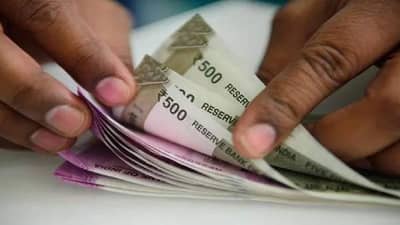 धनप्राप्ती होण्याआधी मिळतात हे 5 विशेष संकेत; लक्ष्मी देवीच्या आशीर्वादाने सुरू होतात चांगले दिवस