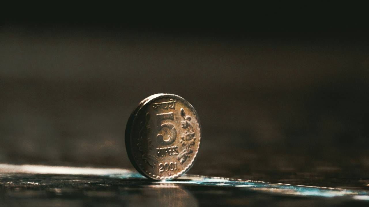 5 लाख रुपयापेक्षा कमी किंमतीच्या कार्समध्ये मारुती सुजुकीचा जलवा आहे. त्यांचे 3 मॉडल याच प्राइस रेंजमध्ये येतात. 