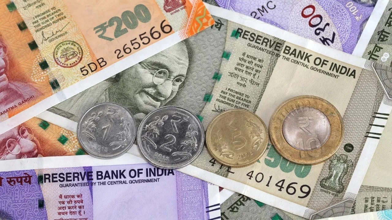 परदेशात जाताय का? आधी चलन बदलण्याचे नियम जाणून घ्या