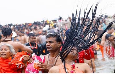 महाकुंभचा निरोप घेताना हा विधी करतात, नागा साधूंचा त्यानंतर परतीचा प्रवास होतो सुरु