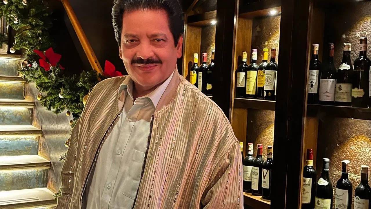 उदित नारायण मुंबईत त्यांच्या कुटुंबासोबत आलिशान घरात राहतात. त्याशिवाय बिहारमध्ये सुद्धा त्यांचं घर आहे.  रिपोर्ट्सनुसार देशभरात त्यांच्याकडे अचल संपत्ती आहे. उदित नारायण यांच्याकडे मर्जिडीज-बेंज क्लासची शानदार कार आहे. त्याची किंमत 1.5 कोटी रुपये आहे. 