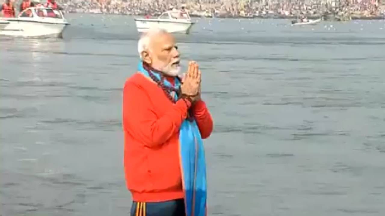 13 जानेवारीपासून उत्तर प्रदेशातील प्रयागराज इथं महाकुंभ मेळा सुरू आहे. आतापर्यंत तिथल्या संगमात कोट्यवधी लोकांनी पवित्र स्नान केलंय. 
