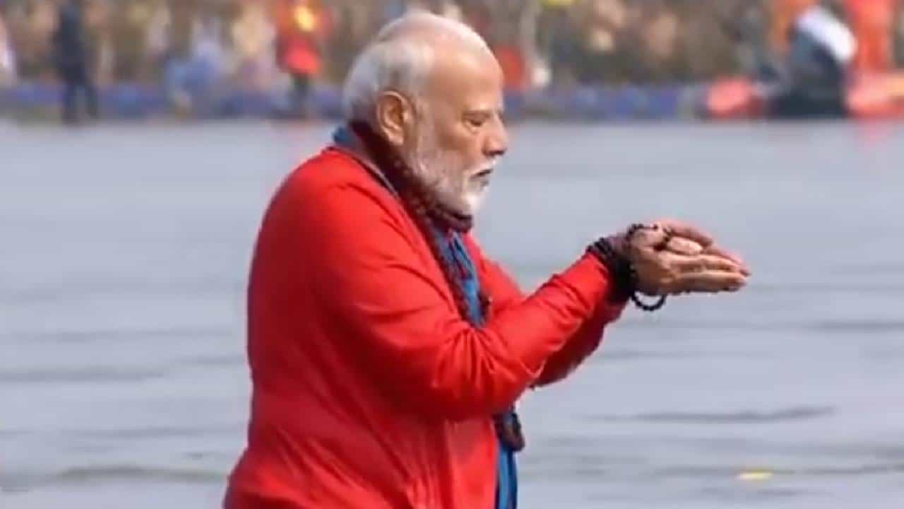 Modi Mahakumbh Video : भगवं वस्त्र, हातात अन् गळ्यात रुद्राक्षाची माळ; मोदींचं प्रयागराज संगमात पवित्र स्नान, सूर्याला जल अर्पण