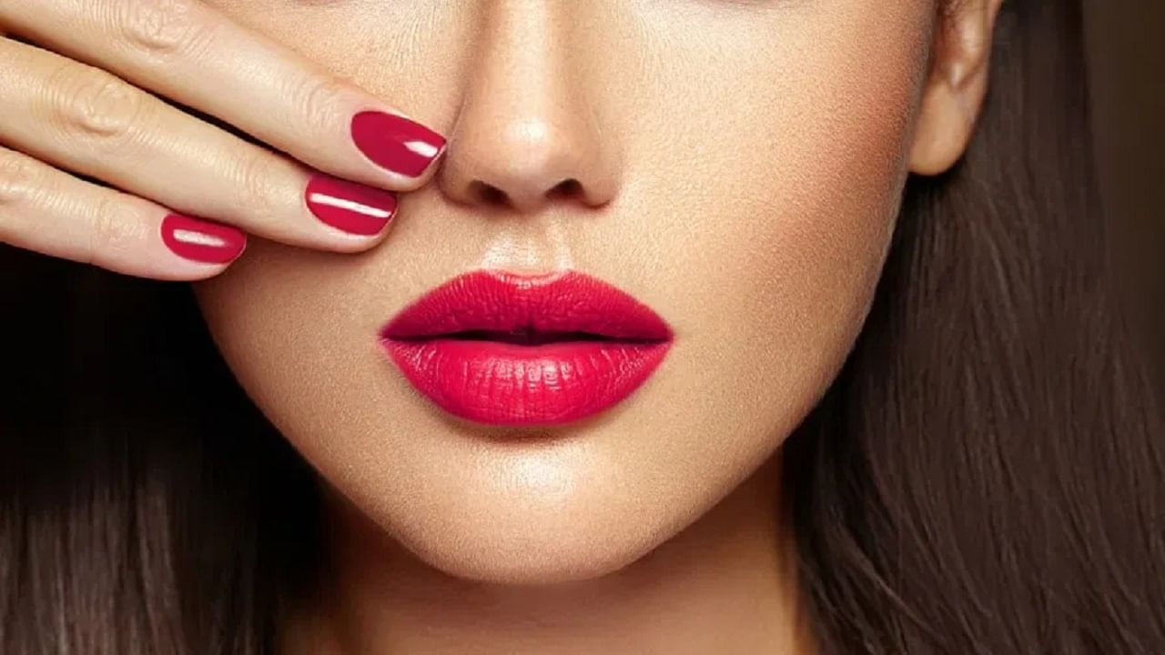  जर तुम्ही 10 अर्थशास्त्रज्ञांना विचारले तर तुम्हाला कदाचित 10 भिन्न उत्तरे मिळतील. त्यामुळे काही लोक जीडीपी, नोकऱ्यांसारख्या पारंपारिक आकडेवारीकडे कमी लक्ष देत आहेत. ते आता अद्वितीय आर्थिक निर्देशकांवर लक्ष केंद्रित करत आहेत. जेव्हा लिपस्टिकची  विक्री वाढते आणि इतर महागड्या वस्तूंची विक्री घटते. अशात हा आर्थिक संकटाचे संकेत असू शकतात. 