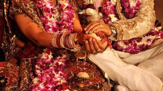 भारतातल्या या गावात लग्नानंतर वधू 7 दिवस घालत नाही कपडे, ही अजब प्रथा नेमकी आहे तरी काय ?