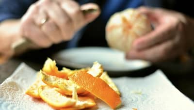 Vitamin C Serum: संत्री खाल्ल्यानंतर त्याची साल फेकुन देताय? या पद्धतीनं करा वापर..