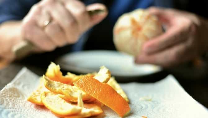 Vitamin C Serum: संत्री खाल्ल्यानंतर त्याची साल फेकुन देताय? या पद्धतीनं करा वापर..