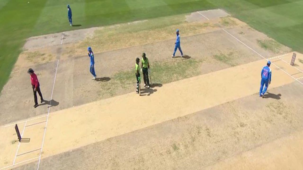 IND vs PAK : पाकिस्तानला पहिल्याच ओव्हरमध्ये 5 बोनस धावा, टीम इंडियाला फटका, चूक कुणाची? IND vs PAK : पाकिस्तानला पहिल्याच ओव्हरमध्ये 5 बोनस धावा, टीम इंडियाला फटका, चूक कुणाची?