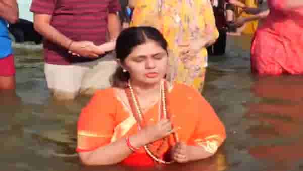 Pankaja Munde Mahakumbh Mela 2025 : भगवी साडी अन् गळ्यात रुद्राक्षांची माळ, पंकजा मुंडेंचं महाकुंभमेळ्यात शाहीस्नान