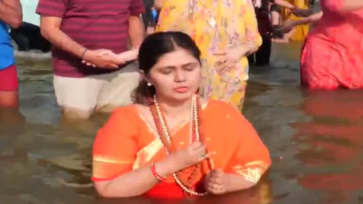 Pankaja Munde Mahakumbh Mela 2025 : भगवी साडी अन् गळ्यात रुद्राक्षांची माळ, पंकजा मुंडेंचं महाकुंभमेळ्यात शाहीस्नान Pankaja Munde Mahakumbh Mela 2025 : भगवी साडी अन् गळ्यात रुद्राक्षांची माळ, पंकजा मुंडेंचं महाकुंभमेळ्यात शाहीस्नान