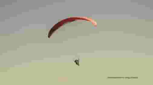 घाटात मरणाचं ट्रॅफीक, परीक्षा द्यायची होती मग पॅराग्लायडिंगने उडत विद्यार्थी परीक्षेला पोहचला घाटात मरणाचं ट्रॅफीक, परीक्षा द्यायची होती मग पॅराग्लायडिंगने उडत विद्यार्थी परीक्षेला पोहचला