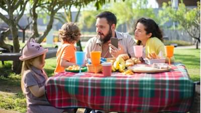 मुलांसमोर या पाच विषयांवर बोलणे टाळा, मुलांच्या मानसिकतेवर होऊ शकतो परिणाम