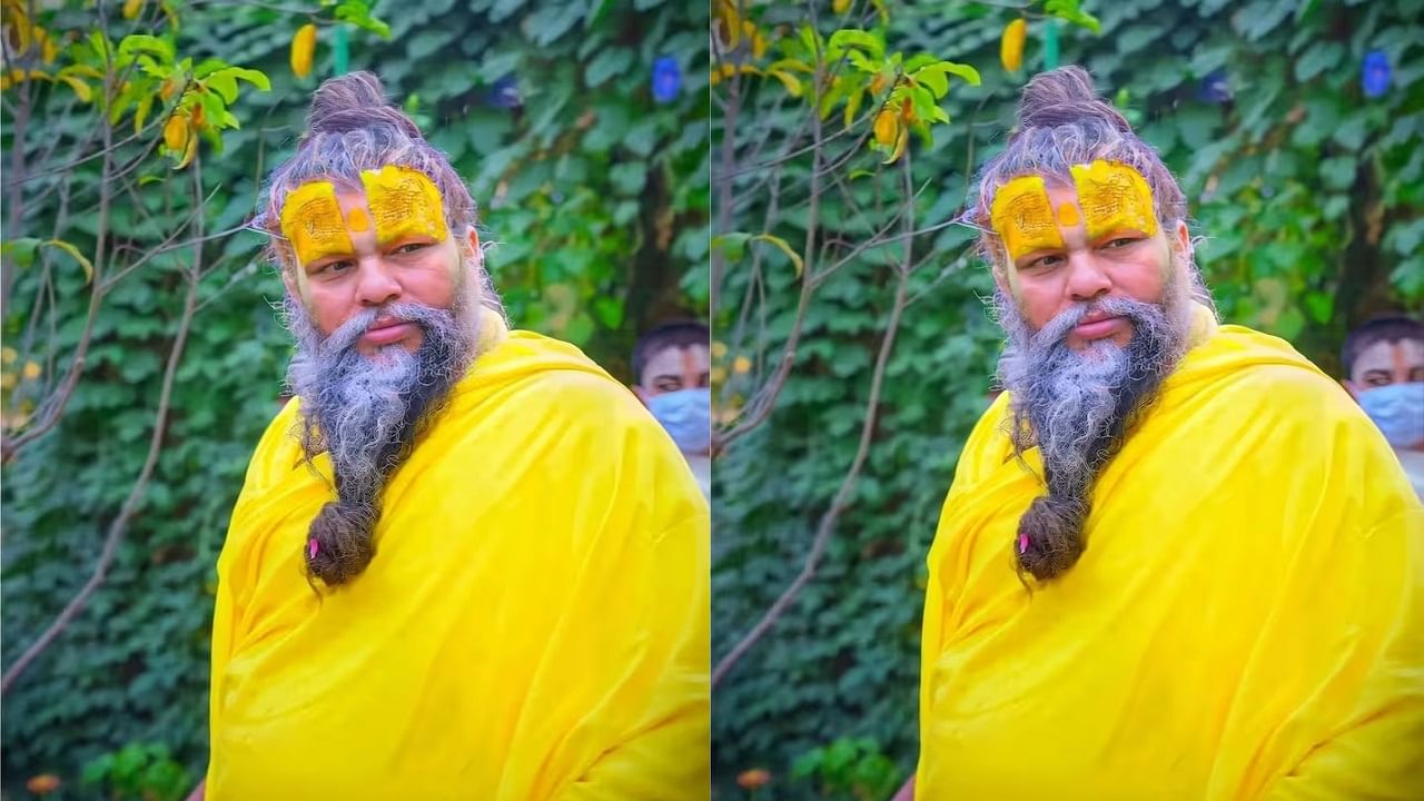 आता देखील महाराजांचा एक व्हिडीओ सोशल मीडियावर व्हायरल होत आहे. ज्यामध्ये ते महाकुंभला जाण्याबद्दल बोलत आहेत. भक्तांनी त्यांना महाकुंभमध्ये जाणार का? असा प्रश्न विचारला, यावर महाराजांनी नकार दिला. 