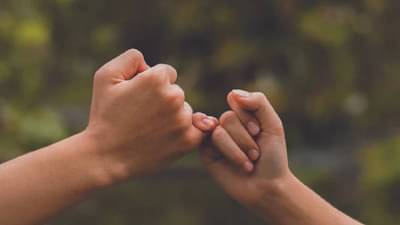 या प्रॉमिस डेला तुमच्या पालकांना करा हे प्रॉमिस, पालकांसोबतचे नाते होईल अधिक घट्ट