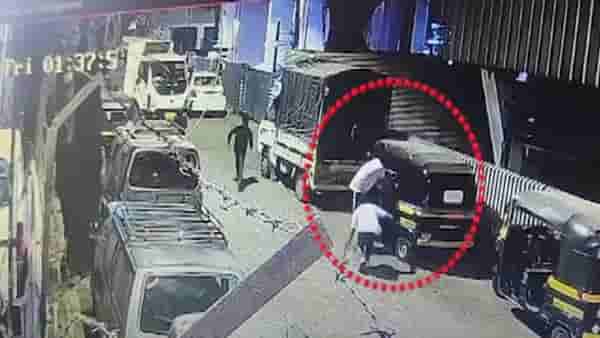 पुण्यात पोलीसच सुरक्षित नाही… 4 मद्यपींकडून बेदम मारहाण, CCTV फुटेज पाहून तुम्हालाही बसेल धक्का