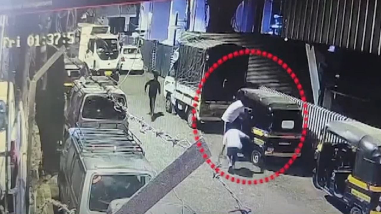 पुण्यात पोलीसच सुरक्षित नाही... 4 मद्यपींकडून बेदम मारहाण, CCTV फुटेज पाहून तुम्हालाही बसेल धक्का