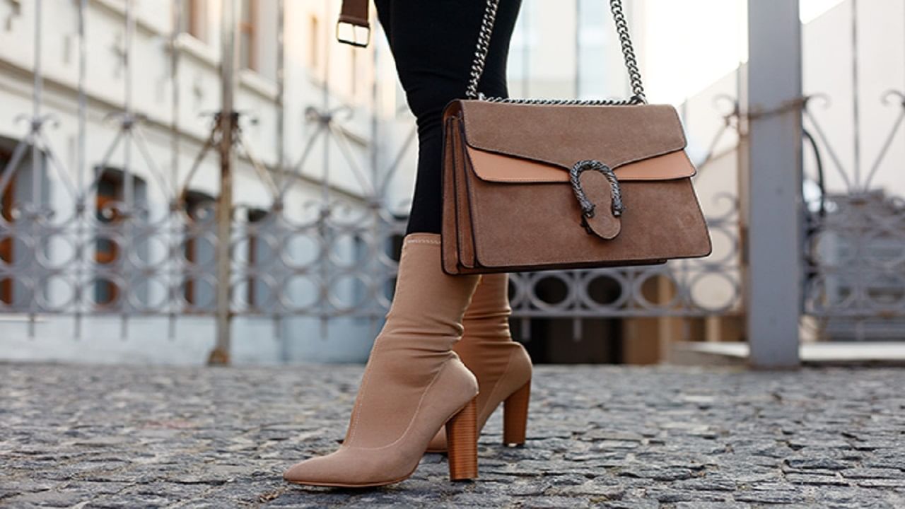 LED स्वस्त, भारतात बनवलेले कपडे, मोबाइल फोन बॅटरी, 82 सामानांवरुन सेस हटवला, लेदर जॅकेट, बूट, बेल्ट, पर्स, ईवी वाहन, LCD, LED टीव्ही, हँडलूम कपडे स्वस्त होणार आहेत. 