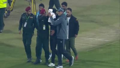 PAK vs NZ: कॅचच्या प्रयत्नात रचीन रवींद्रला चेहऱ्यावर बॉलचा फटका, खेळाडू रक्तबंबाळ