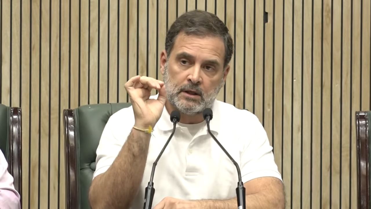 आम्ही निवडणूक आयोगावर आरोप करत नाही, आम्हाला..., राहुल गांधींकडून फक्त एकाच गोष्टीची मागणी आम्ही निवडणूक आयोगावर आरोप करत नाही, आम्हाला..., राहुल गांधींकडून फक्त एकाच गोष्टीची मागणी