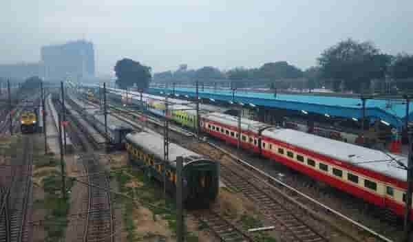 मुंबईत एक्स्प्रेसच्या रिकाम्या डब्यात महिलेवर अत्याचार, दीड तासात आरोपींच्या आवळल्या मुसक्या अन् सुनावली ‘ही’ शिक्षा