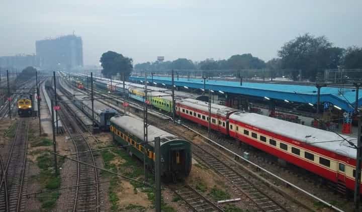 मुंबईत एक्स्प्रेसच्या रिकाम्या डब्यात महिलेवर अत्याचार, दीड तासात आरोपींच्या आवळल्या मुसक्या अन् सुनावली 'ही' शिक्षा मुंबईत एक्स्प्रेसच्या रिकाम्या डब्यात महिलेवर अत्याचार, दीड तासात आरोपींच्या आवळल्या मुसक्या अन् सुनावली 'ही' शिक्षा