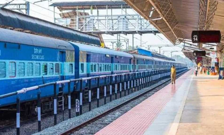 जगातील चौथ्या क्रमांकाचे रेल्वेचे जाळे भारतात असून भारतीय रेल्वेतून दररोज अडीच कोटी प्रवासी प्रवास करीत असतात आहे. अनेकांना रोजचा रोजगार या रेल्वेमुळे मिळत असतो. रेल्वेमुळे देशाचा विकास झाला आहे.