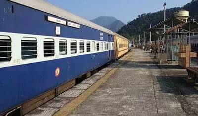 Railways Ticket Codes: रेल्वेचे वेटिंग तिकीट कन्फर्म होणार का? या कोडवरुन तुम्हाला समजणार, जाणून घ्या प्रत्येक कोडचा अर्थ