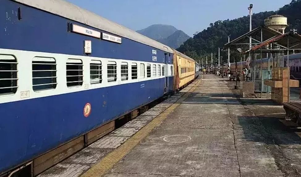 Railways Ticket Codes: रेल्वेचे वेटिंग तिकीट कन्फर्म होणार का? या कोडवरुन तुम्हाला समजणार, जाणून घ्या प्रत्येक कोडचा अर्थ Railways Ticket Codes: रेल्वेचे वेटिंग तिकीट कन्फर्म होणार का? या कोडवरुन तुम्हाला समजणार, जाणून घ्या प्रत्येक कोडचा अर्थ