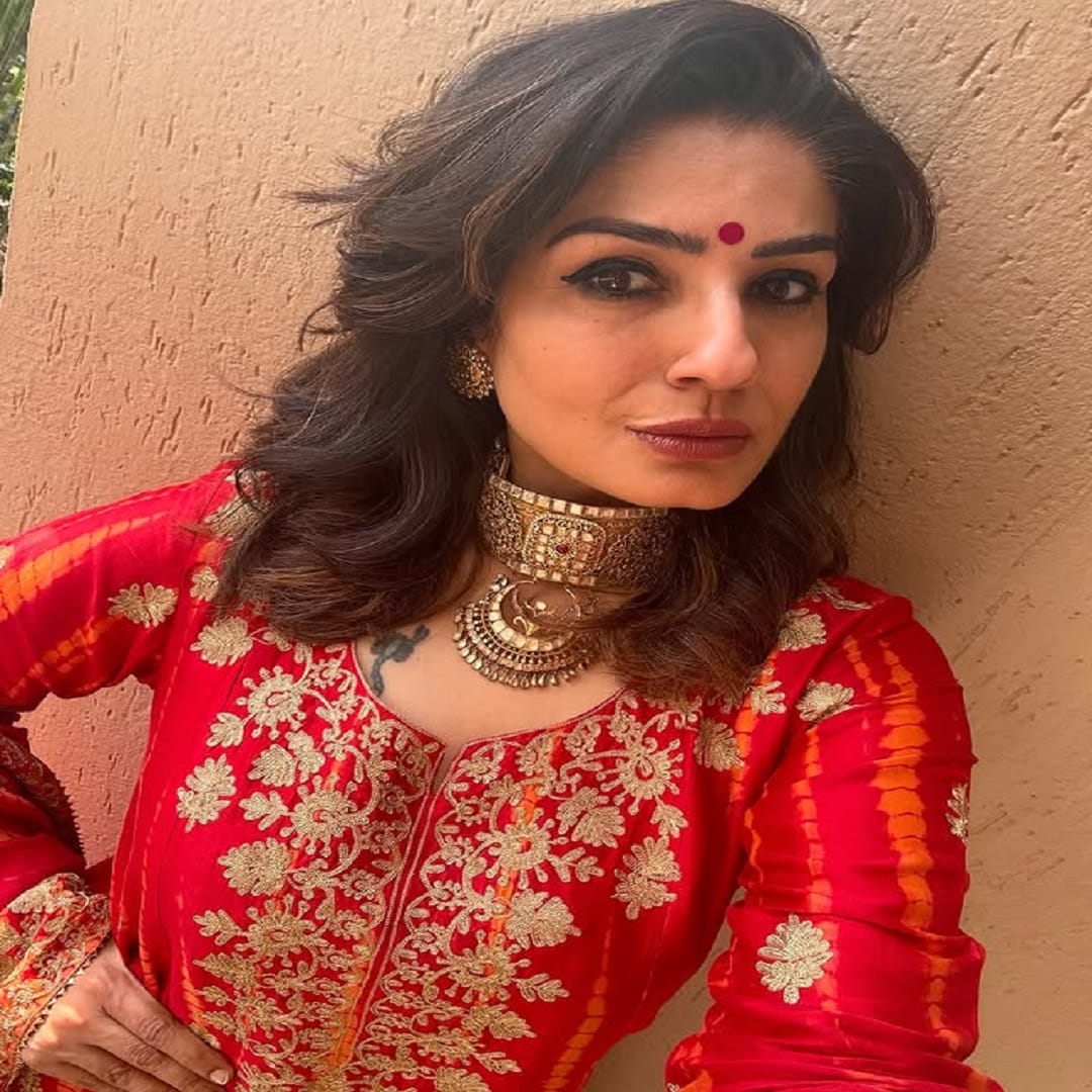 रवीना कायम सोशल मीडियावर सक्रिय असते. सोशल मीडियावर तिच्या चाहत्यांची संख्या देखील फार मोठी आहे. सोशल मीडियाच्या माध्यमातून अभिनेत्री कायम चाहत्यांच्या संपर्कात राहण्याचा प्रयत्न करत असते. 