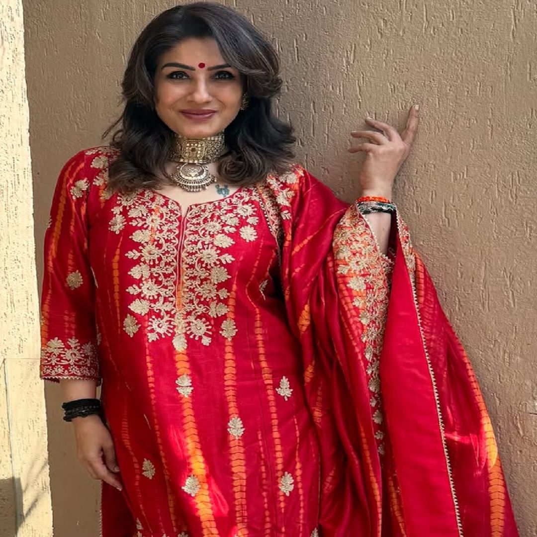 आज रवीना बॉलिवूडमध्ये सक्रिय नसली तरी, कोणत्या न कोणत्या कारणामुळे चर्चेत असते. आता देखील अभिनेत्री खास फोटोंमुळे चर्चेत आली आहे.