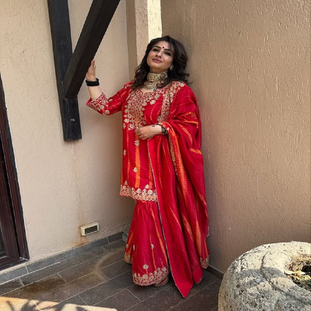 वयाच्या 49 व्या वर्षी देखील रवीना चाहत्यांना फॅशन गोल्स देताना दिसते. वेस्टर्न आणि पारंपरिक ड्रेसमध्ये रवीना हिचं सौंदर्य कायम फुलून दिसतं.