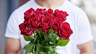 प्रेमाची कबुली देताना लाल गुलाबच का देतात? जाणून घ्या त्यामागची प्रेमळ कथा