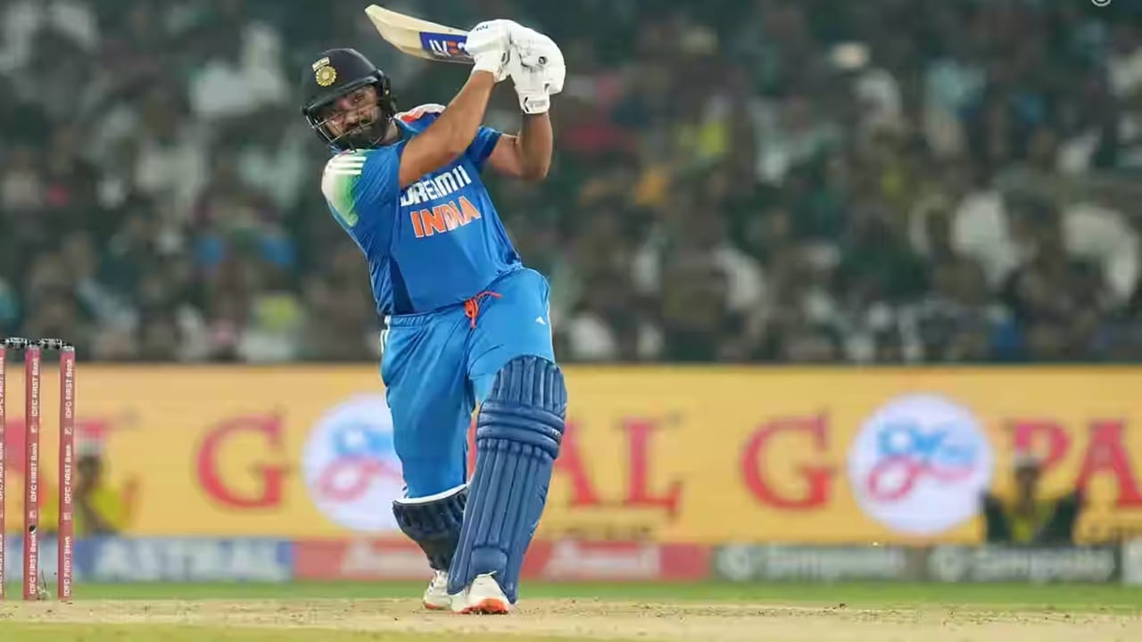 या यादीत टीम इंडियाचा विराट कोहली, रिकी पॉन्टिंग आणि लॉयड हे तिघे पहिल्या स्थानी आहेत. या तिघांनी वनडेत कॅप्टन म्हणून 50 सामन्यांनंतर प्रत्येकी 39-39 वेळा विजय मिळवला होता. (Photo Credit : Bcci)