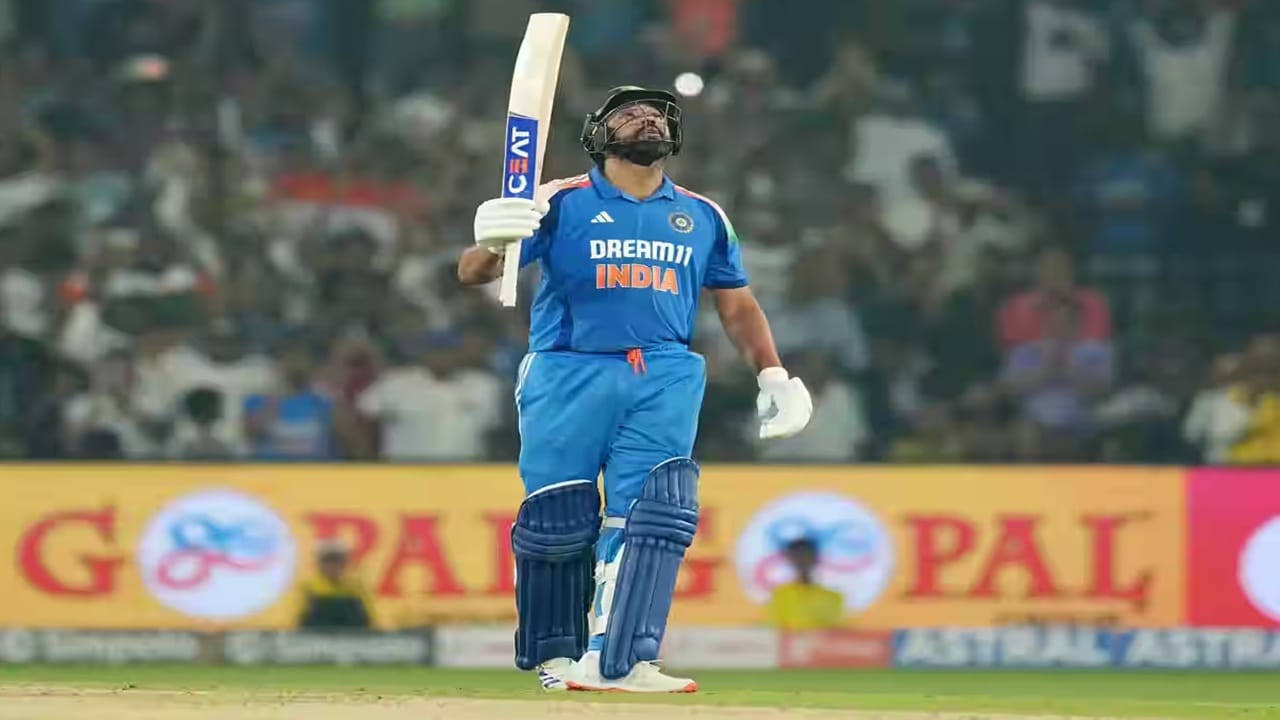 रोहितने या शतकी खेळीत 7 षटकार खेचले. रोहित यासह ख्रिस गेल याला मागे टाकत वनडे क्रिकेटमध्ये सर्वाधिक सिक्स ठोकणारा दुसरा फलंदाज ठरला. वनडे क्रिकेटमध्ये सर्वाधिक षटकारांचा विक्रम हा पाकिस्तानचा माजी ऑलराउंडर शाहीद अफ्रिदी याच्या नावावर आहे. (Photo Credit : Bcci)