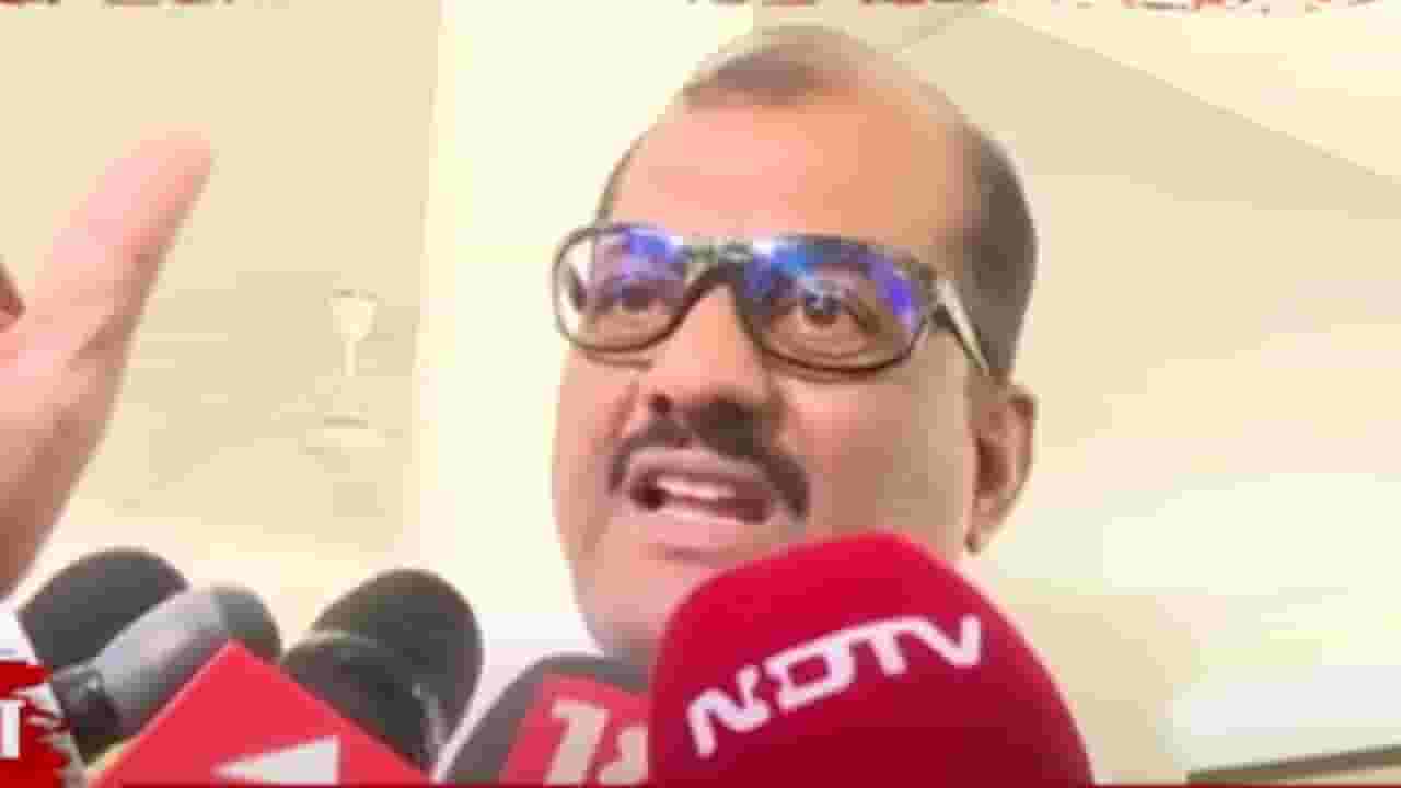 'अरे चल... फालतू, मूर्ख...', शिंदेंच्या मंत्र्याकडे स्नेहभोजनाला जाण्यावरून सवाल अन् ठाकरेंचा खासदार भडकला, पत्रकारांवरच आरेरावी