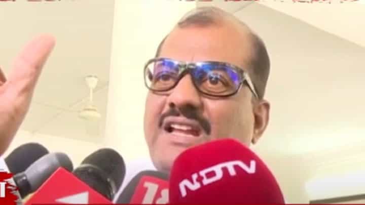 'अरे चल... फालतू, मूर्ख...', शिंदेंच्या मंत्र्याकडे स्नेहभोजनाला जाण्यावरून सवाल अन् ठाकरेंचा खासदार भडकला, पत्रकारांवरच आरेरावी 'अरे चल... फालतू, मूर्ख...', शिंदेंच्या मंत्र्याकडे स्नेहभोजनाला जाण्यावरून सवाल अन् ठाकरेंचा खासदार भडकला, पत्रकारांवरच आरेरावी