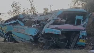 Accident News : नाशिक-गुजरात हायवेवर खाजगी बसचा भीषण अपघात, बस 200 फूट खोल दरीत कोसळली