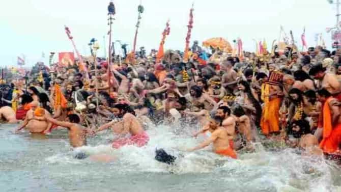 शाही स्नान करून निघालेच होते एक आजोबा, पण तितक्यात त्यांना जे मिळालं ते पाहून तुम्ही शॉक व्हाल