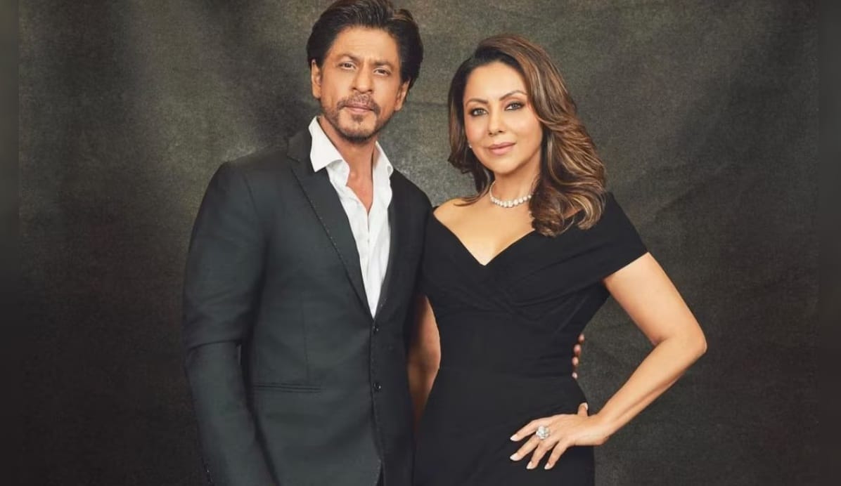 बॉलीवूडचा सुपरस्टार किंग खान शाहरुख आणि गौरी दोघांचाही धर्म वेगवेगळा आहे. शाहरुख मुस्लीम पठाण असून गौरी पंजाबी हिंदू परिवारातील आहे. या दोघांचे कॉलेजपासूनचे प्रेम असून त्यांच्या लग्नालाच ३४ वर्षे पूर्ण झाली आहेत.त्यांचा विवाह १९९१ रोजी झाला होता.परंतू दोघांनी एकमेकांच्या धर्माचा आदर करीत ते बदलले नाहीत. गौरीने एका मुलाखतीत मी हिंदू धर्माचा फॉलो करीत असून इस्लाम जर स्वीकारला नसला तरी पतीच्या धर्माचा आदर करते. हे दोघे दोन्ही धर्मचा सण एकत्र साजरे करतात.