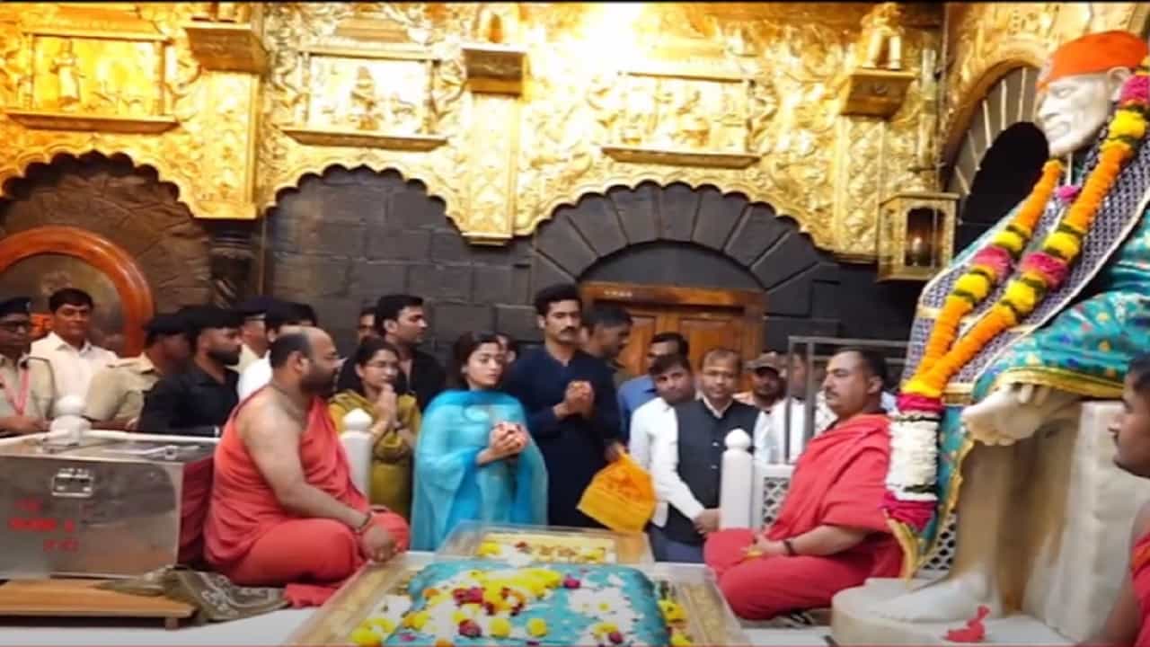 'छावा'च्या प्रदर्शनापूर्वी रश्मिका मंदाना अन् विकी कौशल साईंच्या दरबारी, काय घातलं साकडं?