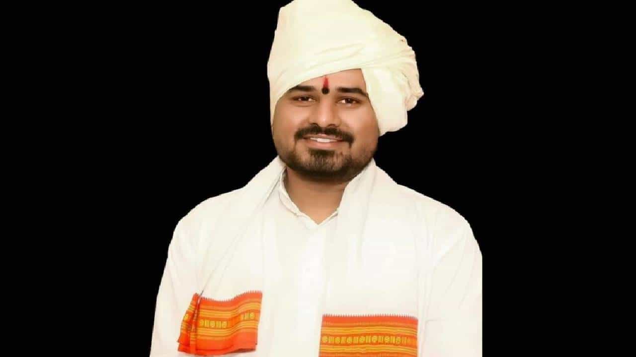 Shirish Maharaj More Video : अवघ्या काहीच दिवसांवर लग्न अन्... हभप शिरीष महाराज मोरेंनी का संपवलं जीवन? Shirish Maharaj More Video : अवघ्या काहीच दिवसांवर लग्न अन्... हभप शिरीष महाराज मोरेंनी का संपवलं जीवन?