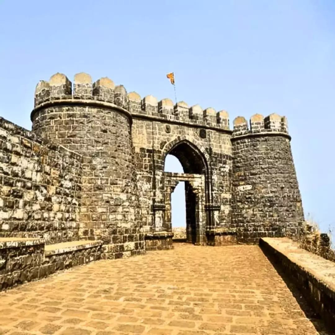  शिवनेरी किल्ल्यावर महाराजांचा जन्म झाला.  शिवनेरी किल्ला महाराष्ट्रातील पुणे येथील जुन्नर गावात आहे. या किल्ल्यात माता शिवाईचं मंदीर देखील आहे. त्यांच्या नावावरून महाराजांचं नाव ठेवण्यात आलं. किल्ल्यात अनेक गुहा आहेत, त्या आज बंद आहेत.