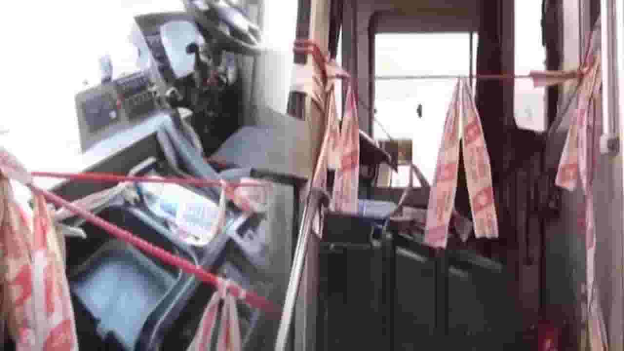 एसटीच्या हायटेक 'शिवशाही'ची दयनीय अवस्था, दोरीनं बांधला दरवाजा अन्... VIDEO बघून तुम्हीही म्हणाल...