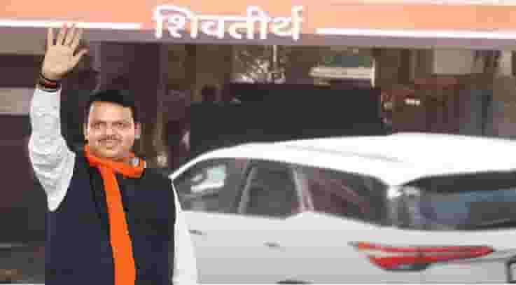 मुख्यमंत्री फडणवीस राज ठाकरेंच्या भेटीला, थेट पोहोचले 'शिवतीर्था'वर... कारण नेमकं काय?