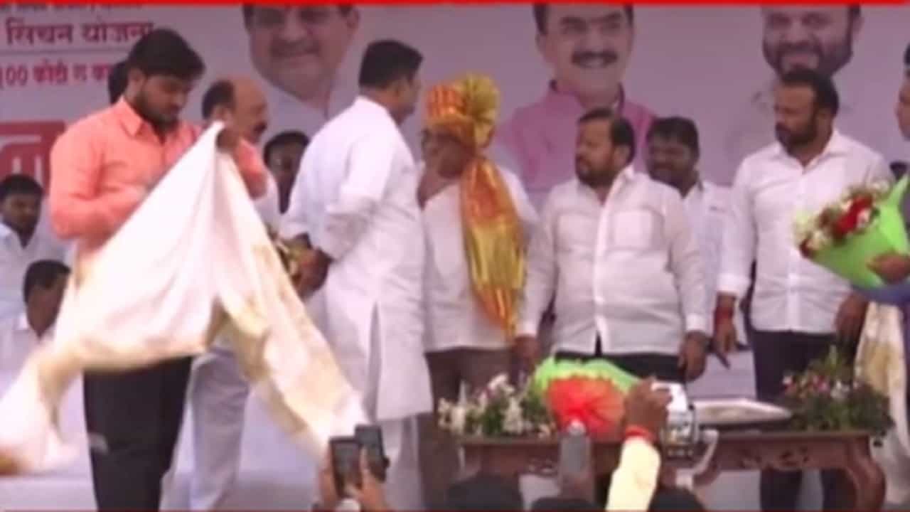 'उपसा सिंचन'च्या कार्यक्रमाला खासदारांना आमंत्रण पण बसायला जागाच नाही, खुर्चीसाठी संघर्ष 'उपसा सिंचन'च्या कार्यक्रमाला खासदारांना आमंत्रण पण बसायला जागाच नाही, खुर्चीसाठी संघर्ष