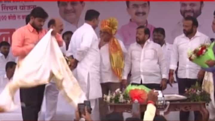 'उपसा सिंचन'च्या कार्यक्रमाला खासदारांना आमंत्रण पण बसायला जागाच नाही, खुर्चीसाठी संघर्ष 'उपसा सिंचन'च्या कार्यक्रमाला खासदारांना आमंत्रण पण बसायला जागाच नाही, खुर्चीसाठी संघर्ष