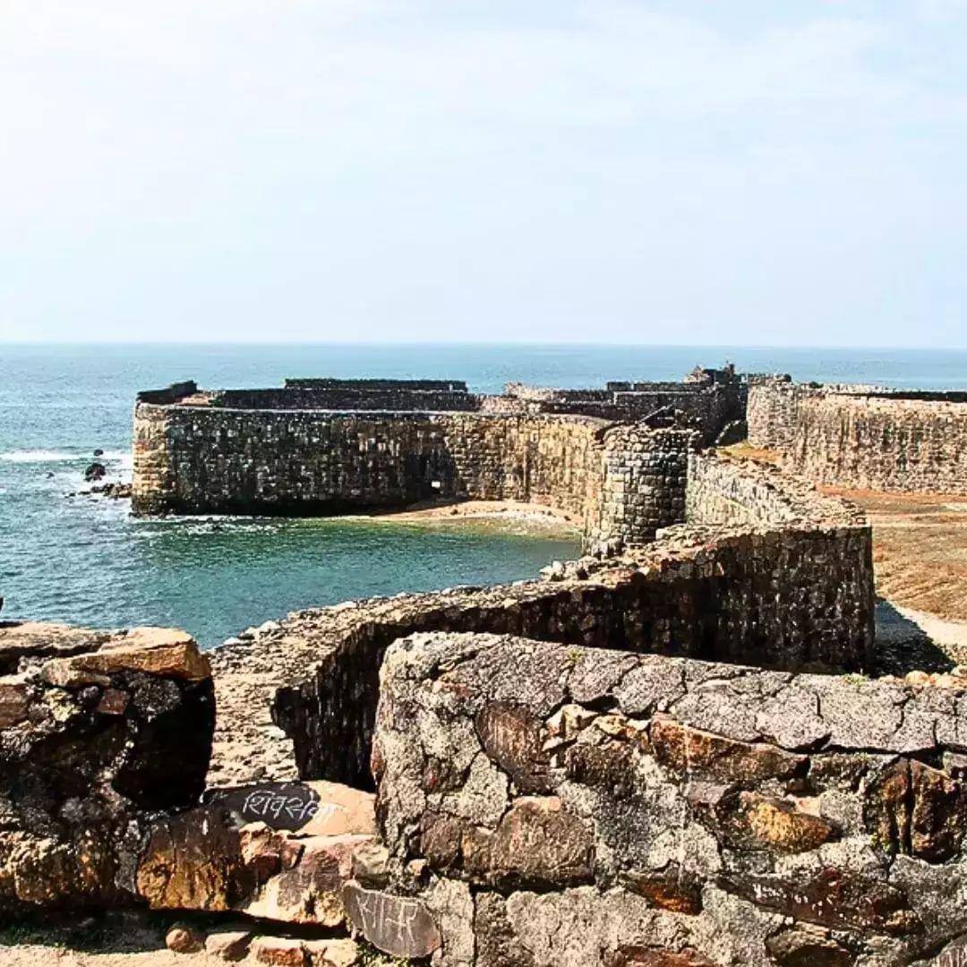  सिंधुदुर्गचा भव्य किल्ला हा भारतातील सागरी किल्ल्यापैकी एक म्हणून ओळखला जातो. गडाच्या सभोवतालचे खडक प्राचीन काळी किल्ल्याचे संरक्षण करत असत.  किल्ल्याच्या जवळचे रेल्वे स्टेशन कोकण येथील कुडाळ आहे, जे  मालवण पासून 32 किमी अंतरावर आहे. हा किल्ला मुंबई ते गोवा रस्त्यावर आहे.